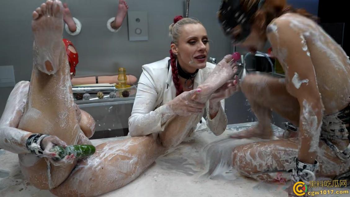 俄罗斯重口系列，厨房乱战酱料牛奶涂满全身，黄瓜棒棒糖插穴，呕吐攻击鲍鱼到处都是呕吐物 ！-7