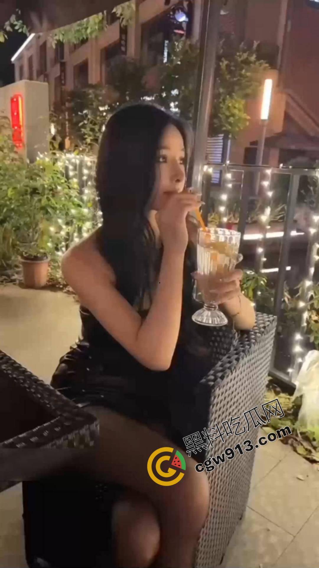 广东淫荡老公自拍绿帽3P大片，与好友共享极品娇妻，女子超高颜值，全程露脸，淫荡至极-1