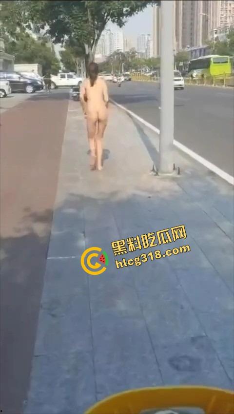 郑州街头惊现全裸妹子游街，任务完成得太彻底，帽子叔叔追着递毛巾，妹子边跑边喊我是主人的狗！-7