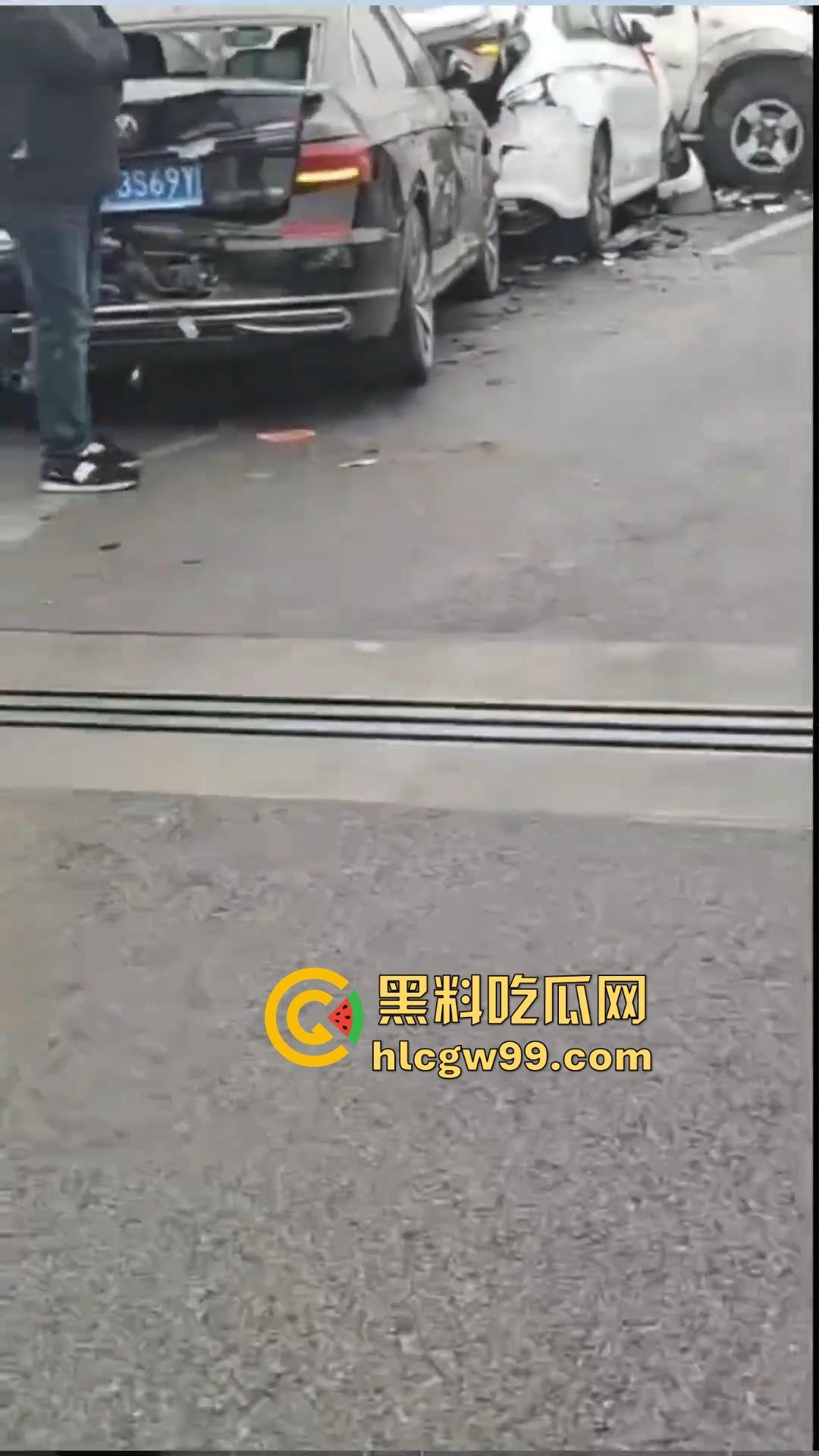 台辉高速黄河大桥段发生多车相撞，事故原因雪天 大雾 路面结冰，春节返程高峰，谨慎驾驶！-3