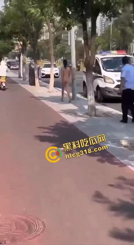 郑州街头惊现全裸妹子游街，任务完成得太彻底，帽子叔叔追着递毛巾，妹子边跑边喊我是主人的狗！-11