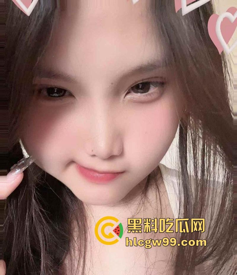 四川【胡冰冰】谈恋爱期间开双号发裸照抠逼裸聊来骗钱，七百块浪费个炮架子，多操几遍再走啊，就当吃了快餐不亏！-12