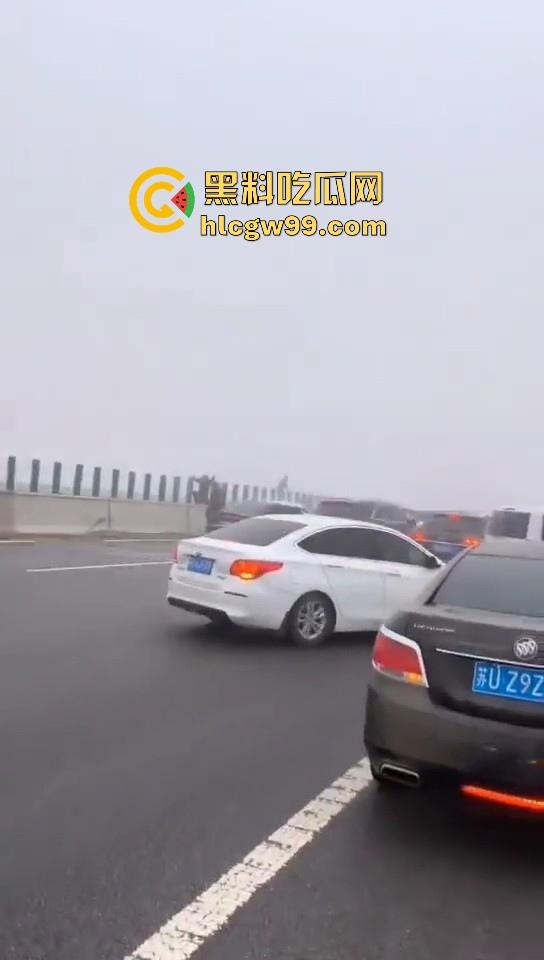 台辉高速黄河大桥段发生多车相撞，事故原因雪天 大雾 路面结冰，春节返程高峰，谨慎驾驶！-13