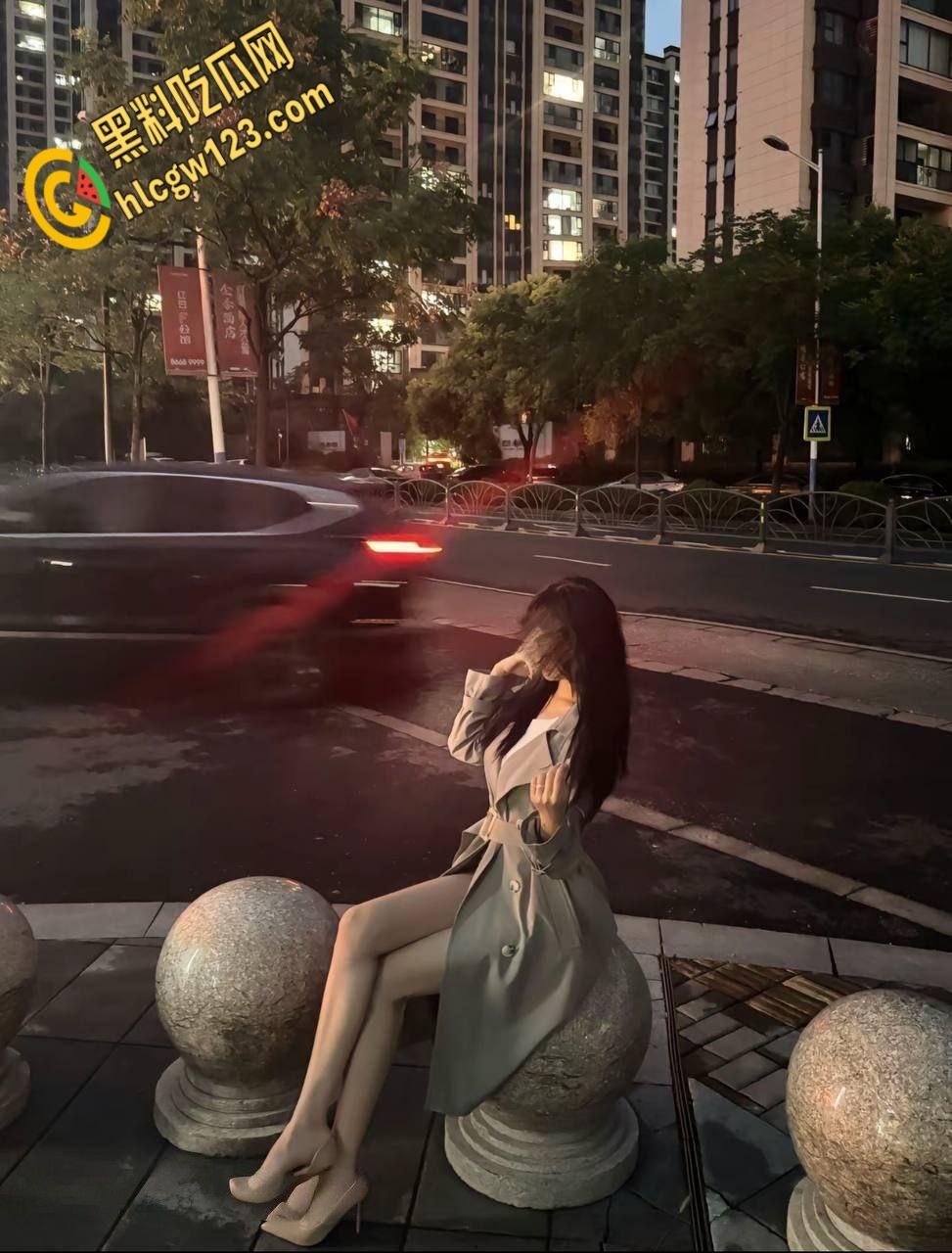 高颜值尤物【刘莎莎】，黑丝空姐开档诱惑，野战厕所猛插生怕别人不知道 !-3