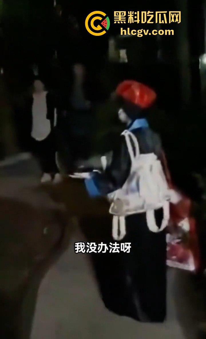 四川某小区大爷大妈遛弯险被僵尸小姐姐吓出屎尿！这清朝妆容真没谁了！-4