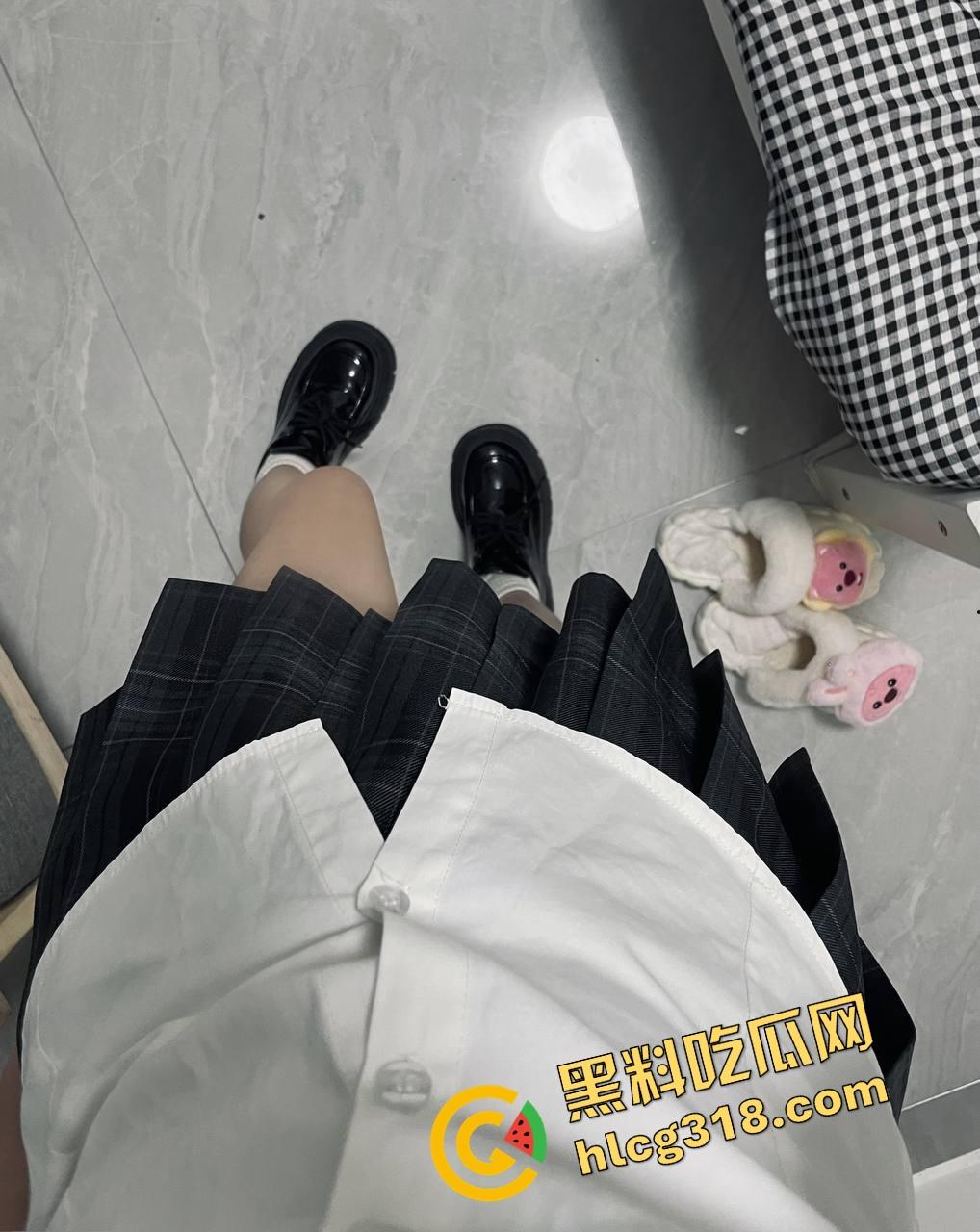 海角乱伦大神新作，野外水库边操得亲姐狂喷水，路人大爷驱赶中抠逼也能高潮！-8