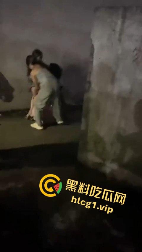 精神小妹上演清凉群架大戏！互扯头发大打出手，场面堪比热血高校！-4