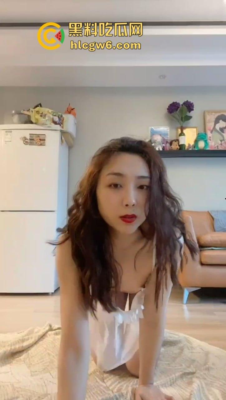 成都少妇【陈小艺】给老公戴绿帽 穿透视装给情妇发自慰视频 还接受主人调教 独家爆料！-9