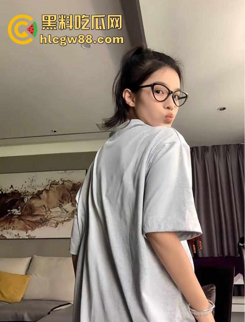 抖音厦门母狗【黄淮北】到处约炮聊骚居家狂热自慰 出去约炮时胸口的挂坠被实锤本人无疑！-9