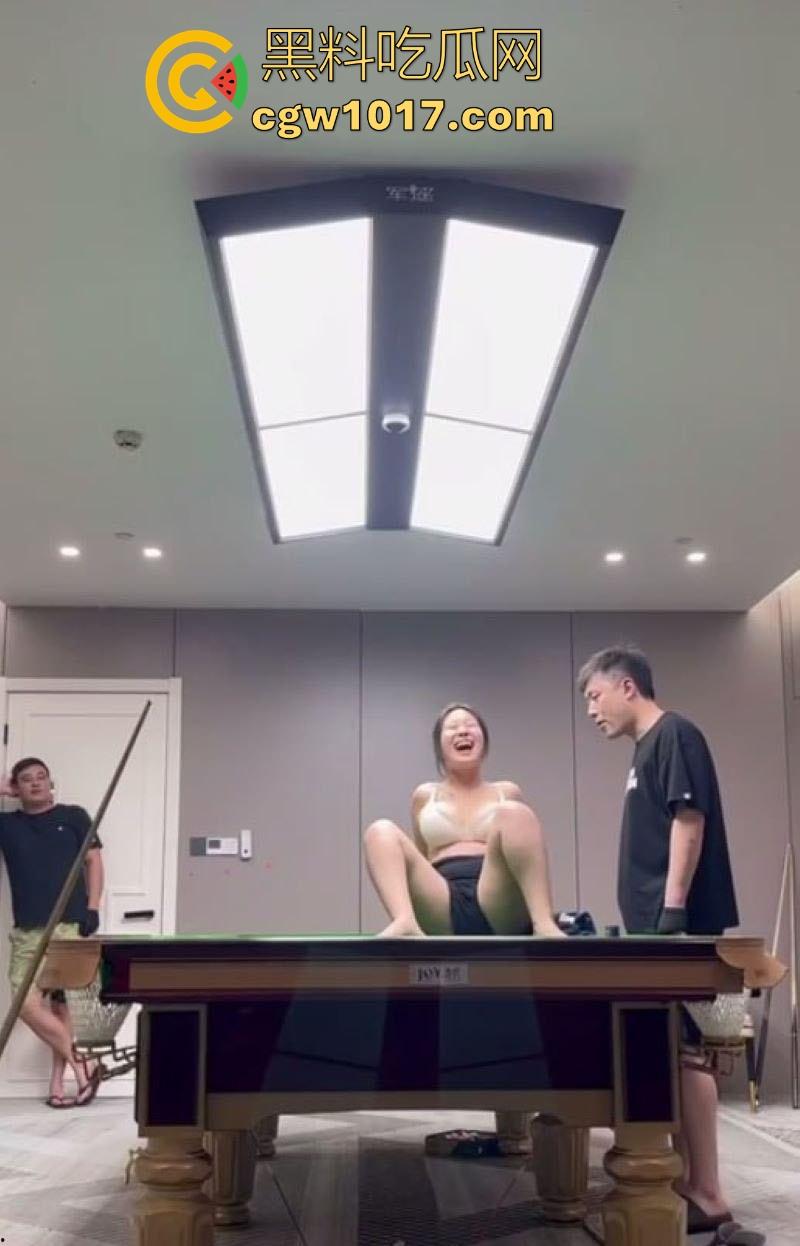 江苏东台名爵台球厅神级活动！与一杆清台送巨乳母狗陪睡，台球宝贝口交爆操，表面是正规台球厅实际就是大型卖淫场所！-4