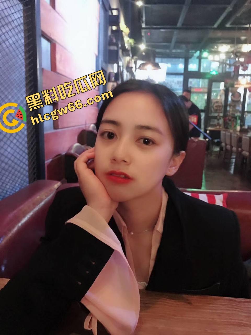 重庆财大新疆母狗『夏兹热丽』第一次刚破处就被拍下口吞脸射，鲍图奶照全网流出，干完还舔精自拍！-10