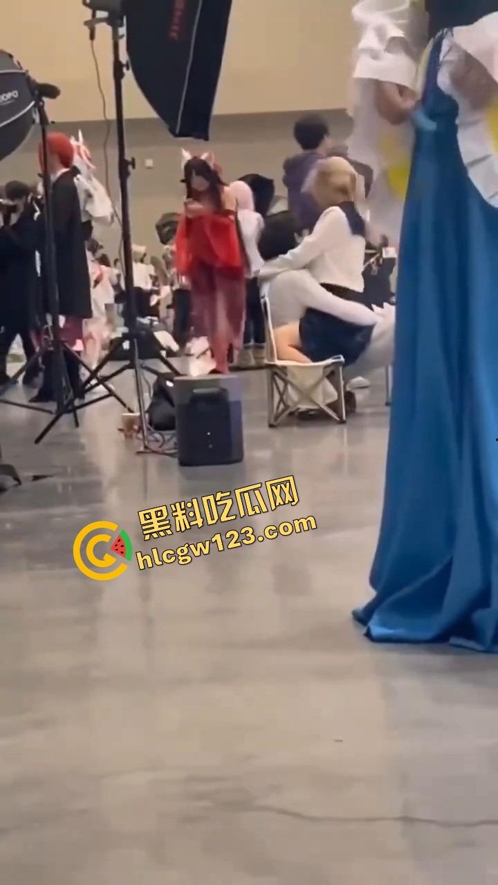 漫展烧鸡又作妖，重庆地平线漫展JK骚妹现场野战男友，COS界直接开操，裙底做爱全场围观！-9