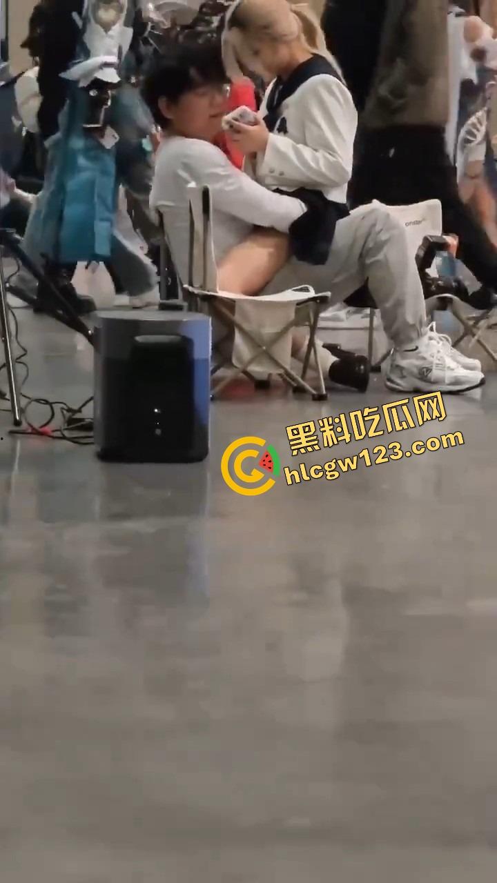 漫展烧鸡又作妖，重庆地平线漫展JK骚妹现场野战男友，COS界直接开操，裙底做爱全场围观！-11