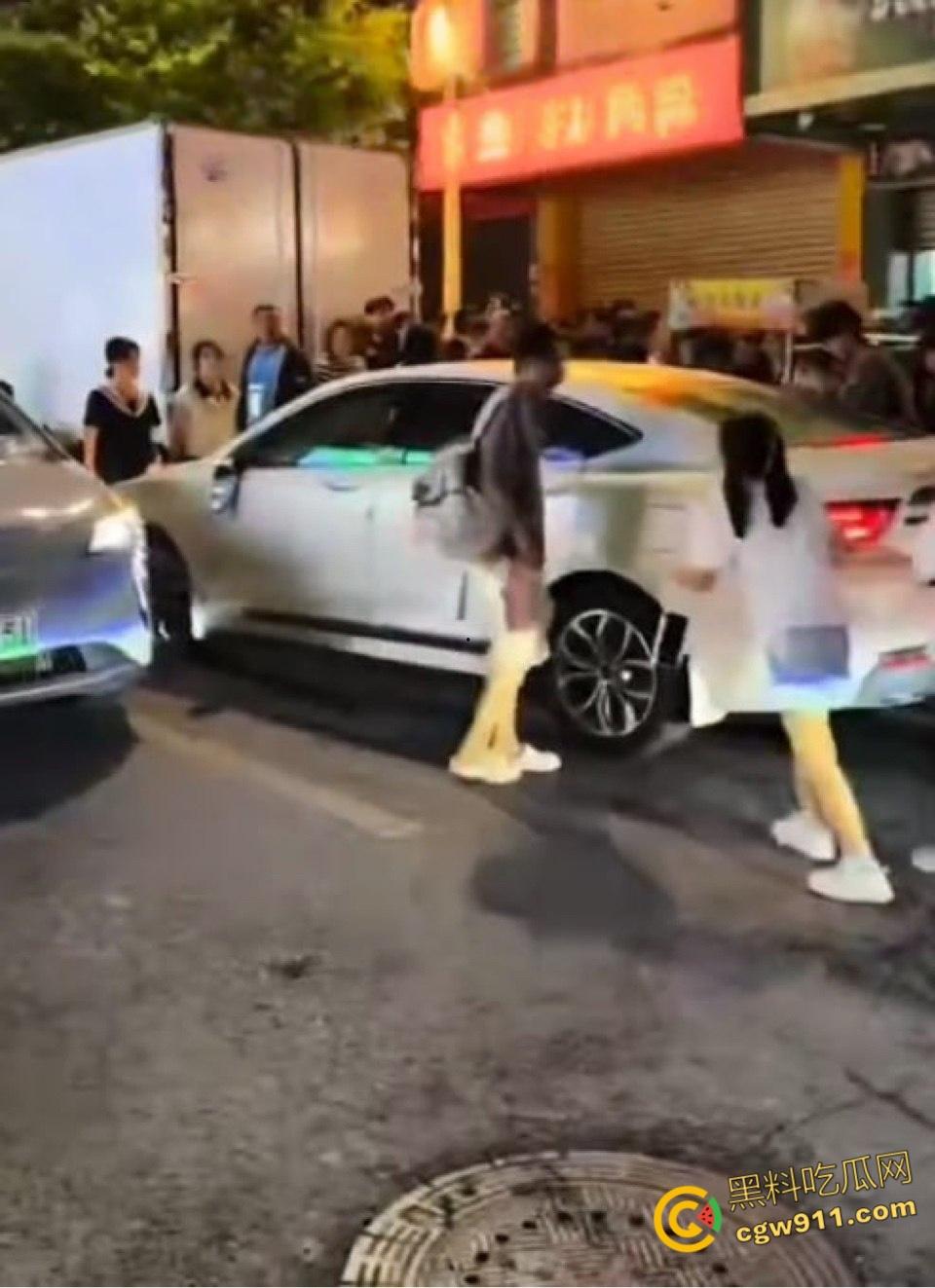 广东肇庆冯云小学附近捉小三现场大曝光，妻子怒火中烧堵截奸夫淫妇，停车场围堵拉扯惊心动魄!-3