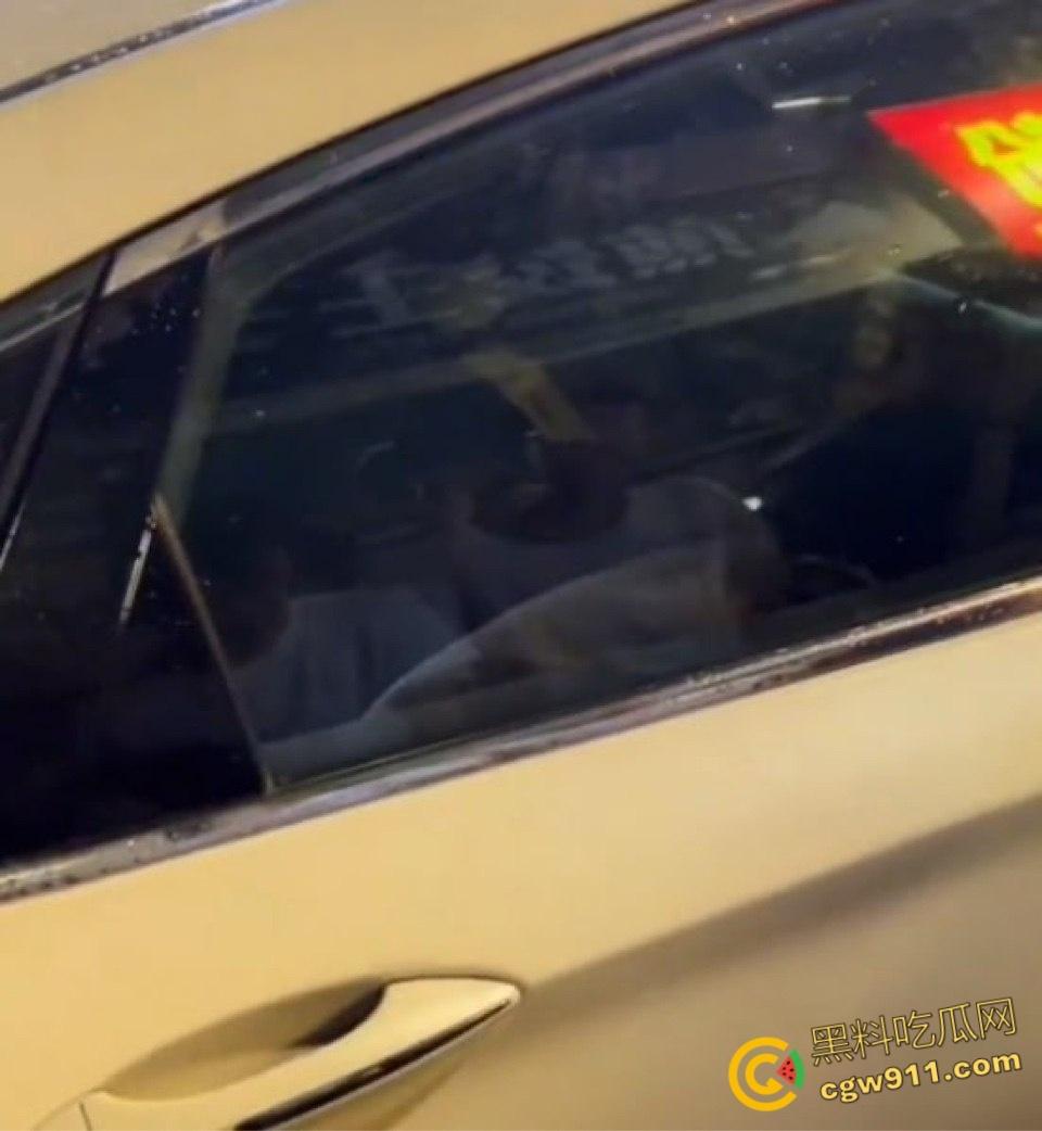 广东肇庆冯云小学附近捉小三现场大曝光，妻子怒火中烧堵截奸夫淫妇，停车场围堵拉扯惊心动魄!-5