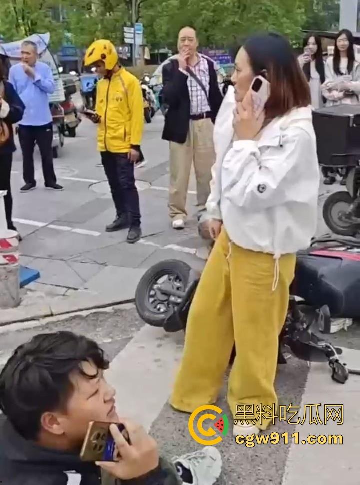 重庆大学城老女人街头醉打美团小哥，踩头踩脸侮辱，打断三根肋骨，小哥全程未还手，这大姐打完人还极其嚣张！-3