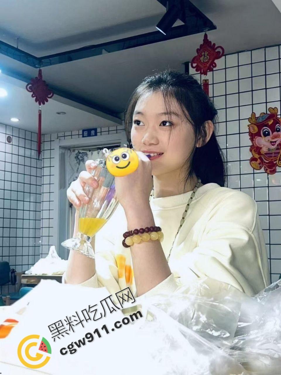 南京舞蹈女神【张梦娇】动人姿势销魂，奶大腰细无难度，3P高难折叠姿势堪称舞蹈界极品-1