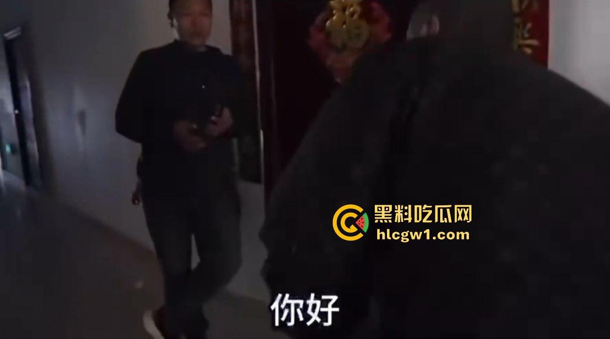 汉中市开锁师傅开门无辜撞见绿油油现场，绿帽现场捉奸，奸夫淫妇正骑马大战，老婆慌得连B都夹紧了！-8