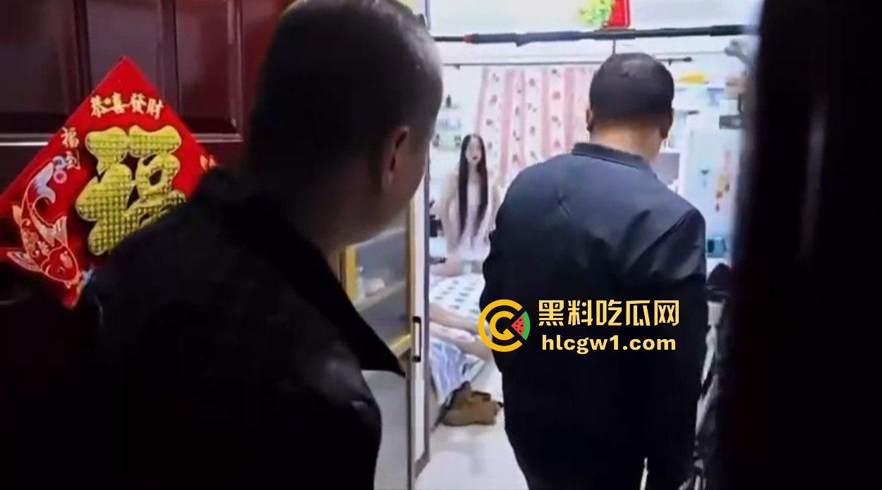 汉中市开锁师傅开门无辜撞见绿油油现场，绿帽现场捉奸，奸夫淫妇正骑马大战，老婆慌得连B都夹紧了！-10