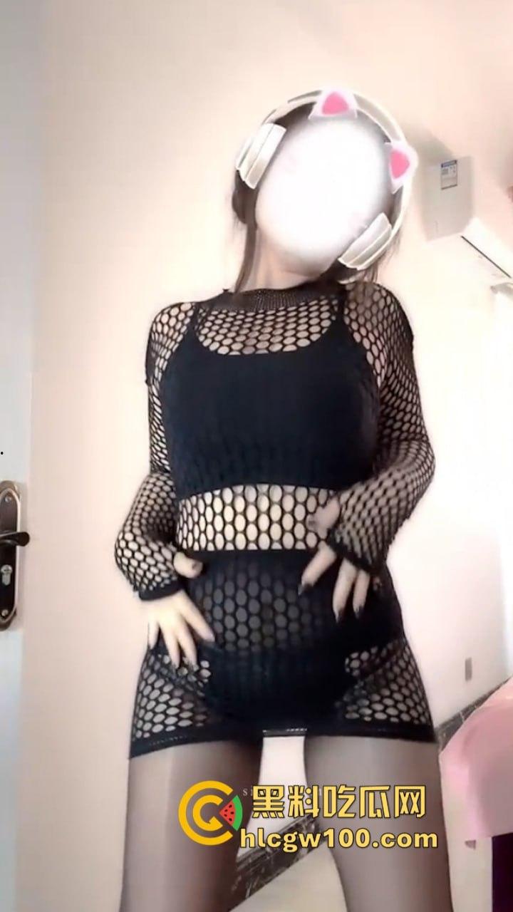 快手网红17万粉丝【完全无视】本名莹莹 各种情趣内衣魅惑摇臀 网袜黑丝肥鲍若隐若现-2