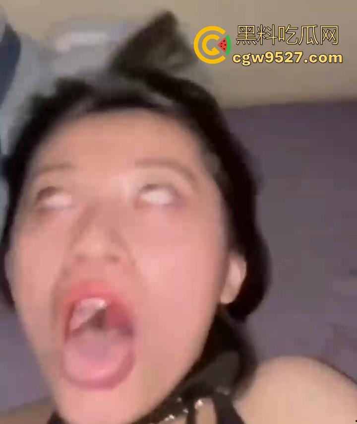 重庆短发辣妹【何瑶瑶】性爱视频流出，平时气质高冷御姐，胯下淫骚浪荡母狗，被按住头深喉 ，操到白眼乱翻！-7