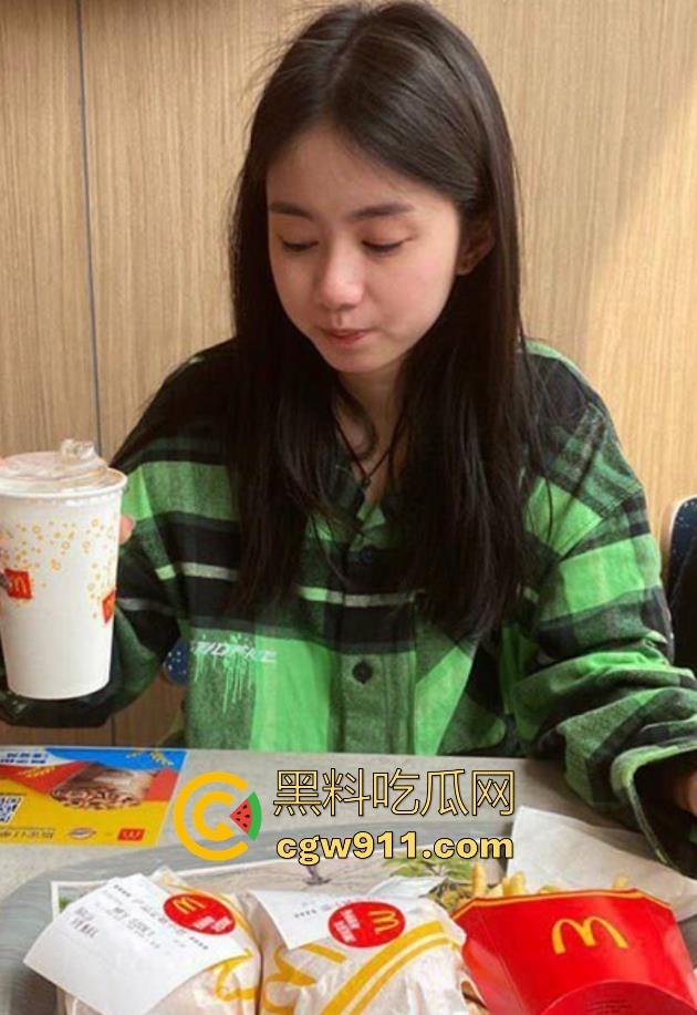 约炮湘潭大学清纯学生妹，被一顿麦当劳拿下开房，颜值甜美身材极品，各种无套花式做爱，被调教成小母狗！-1