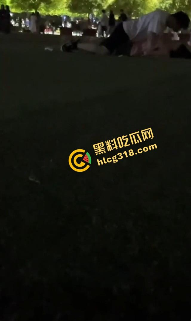 云南丽江师范大学操场，骚情侣忍不住当众开doi，全校围观操场不是艹场，野战直接干出圈！-9