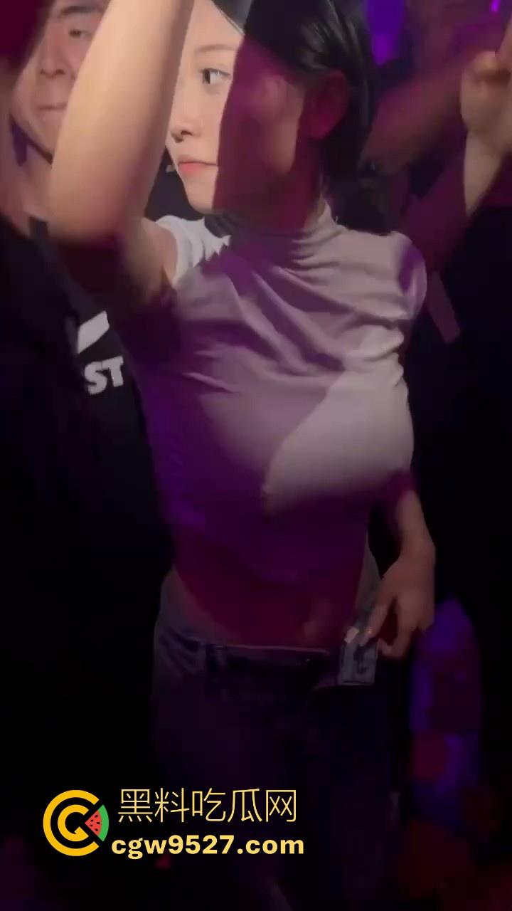 不懂就问！到是谁喝完酒能带这种极品大奶去开房约炮呀！这身材谁看谁不迷糊，下次有这种的局麻烦喊上我！-8