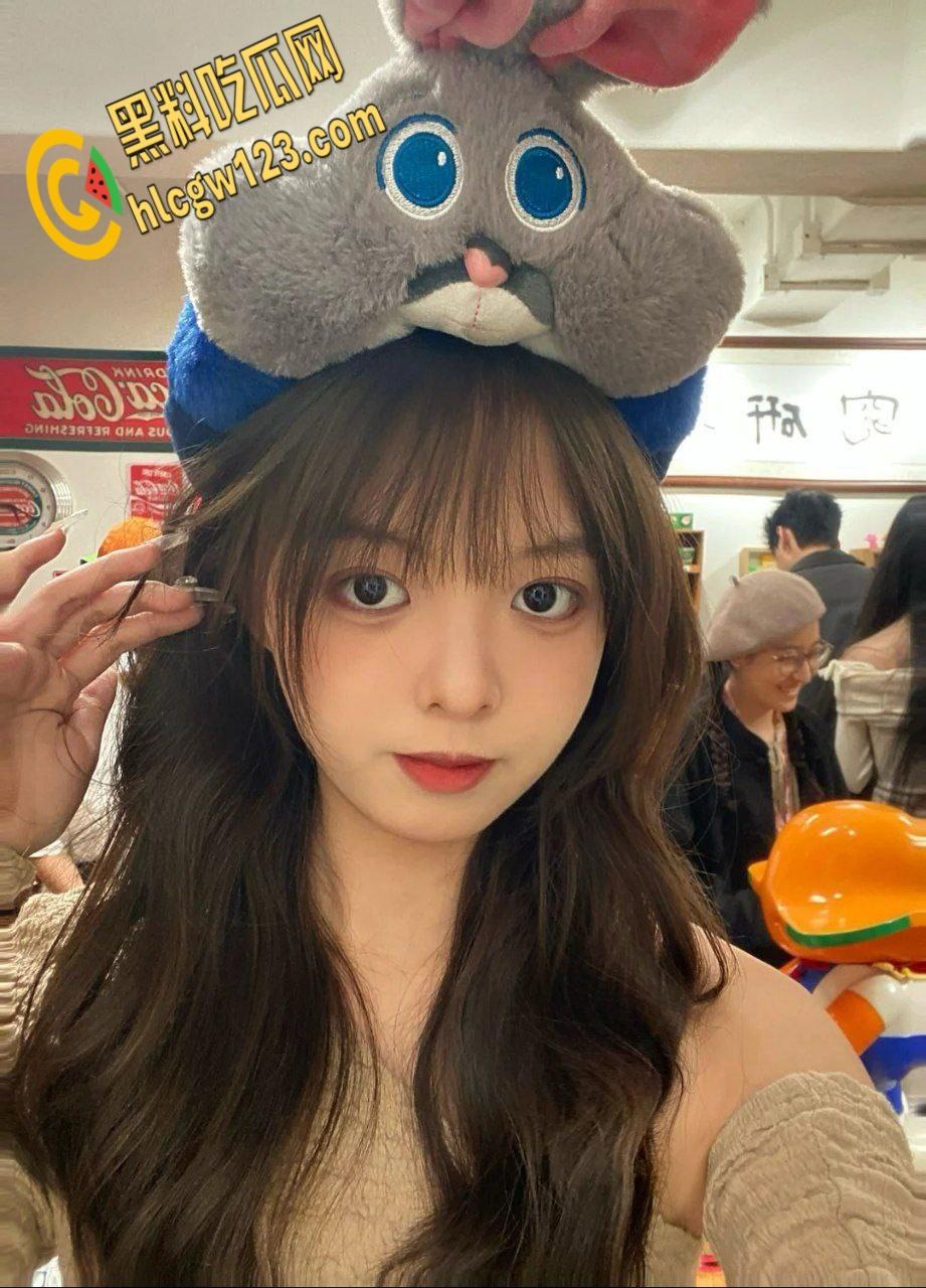 温泉少女榨精记 , 清纯少女潜伏温泉内勾引男人 , 性感酮体直吞大屌 ！-1