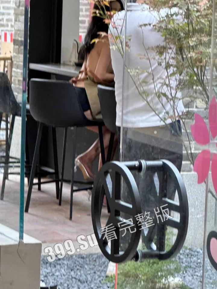 网友爆料方块咖啡门店进行色情营销  服务员穿着暴露装  方块咖啡官网回应 是露出模特不听劝，进店拍摄擦边露奶照，已报警-9