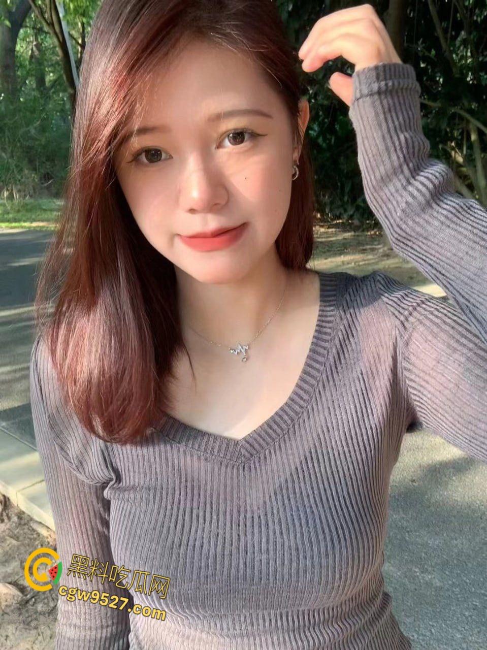 带妹妹去公园遛狗，饥渴的妹妹主动挑逗撩骚，在小树林激情野战，无套内射粉嫩蝴蝶，浪叫销魂酥耳！-1