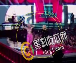 国外网红AvrilLavigne领奖 遭裸女冲上台踩场 爆粗口打对方胸部：fuck off bitch-7