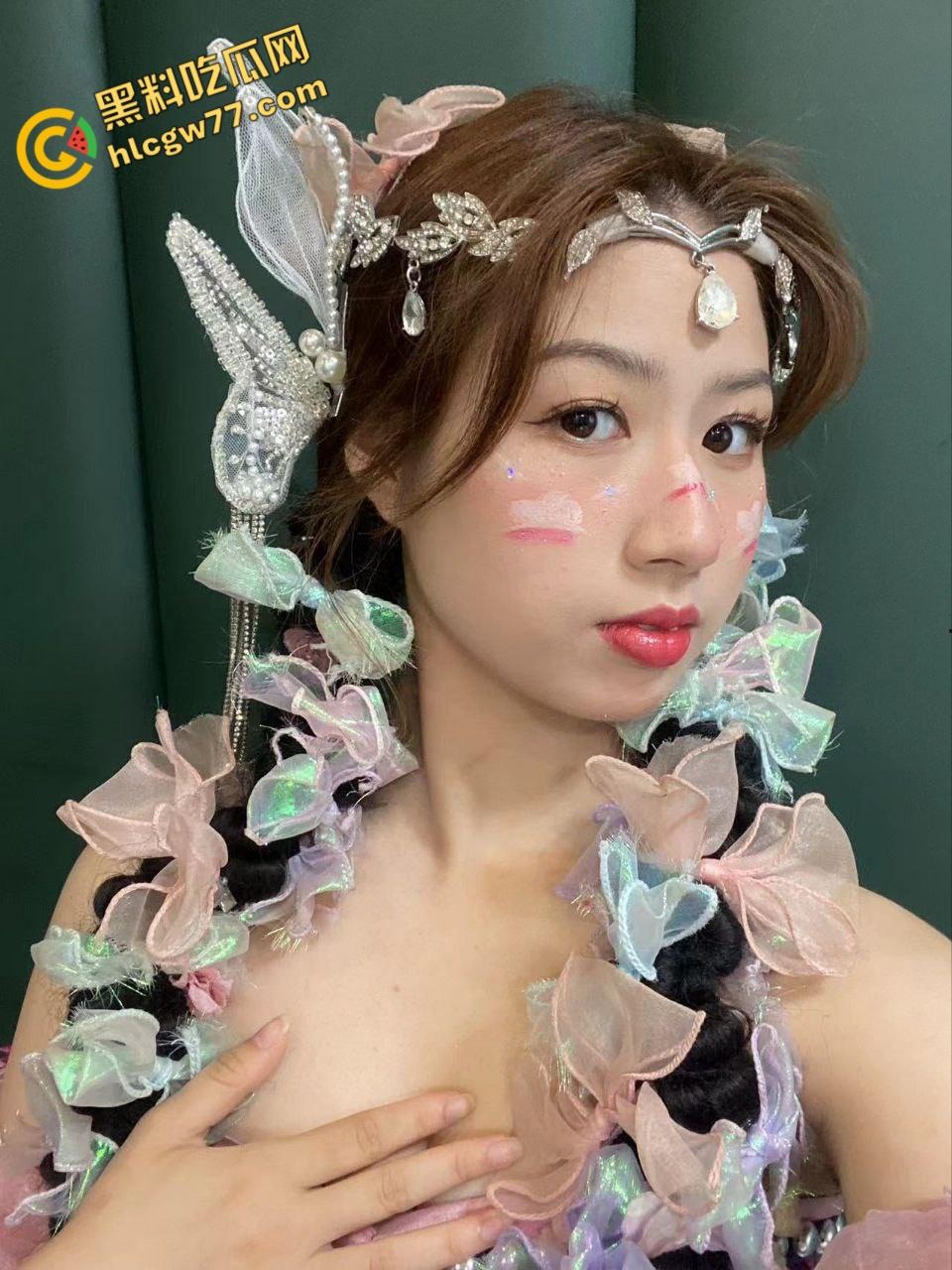 珠海幼师【刘欢欢】，野外露出粉鲍群P，SM调教淫叫震天，只为完成主人的任务!-1