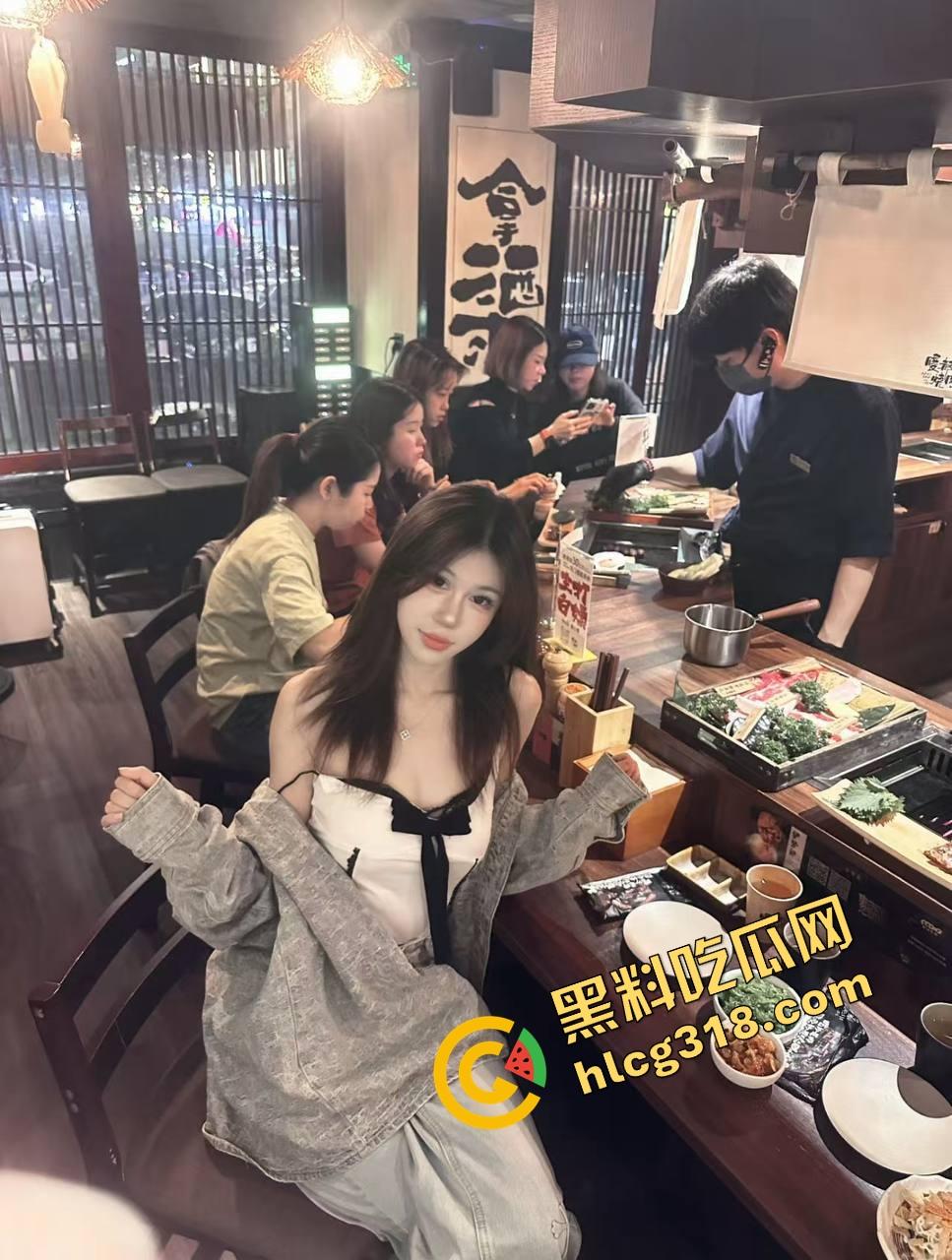 海角精品之邻居骚人妻穿黑丝旗袍被操到断线，边接电话边吞屌，最后精液喷进喉咙深处！-6