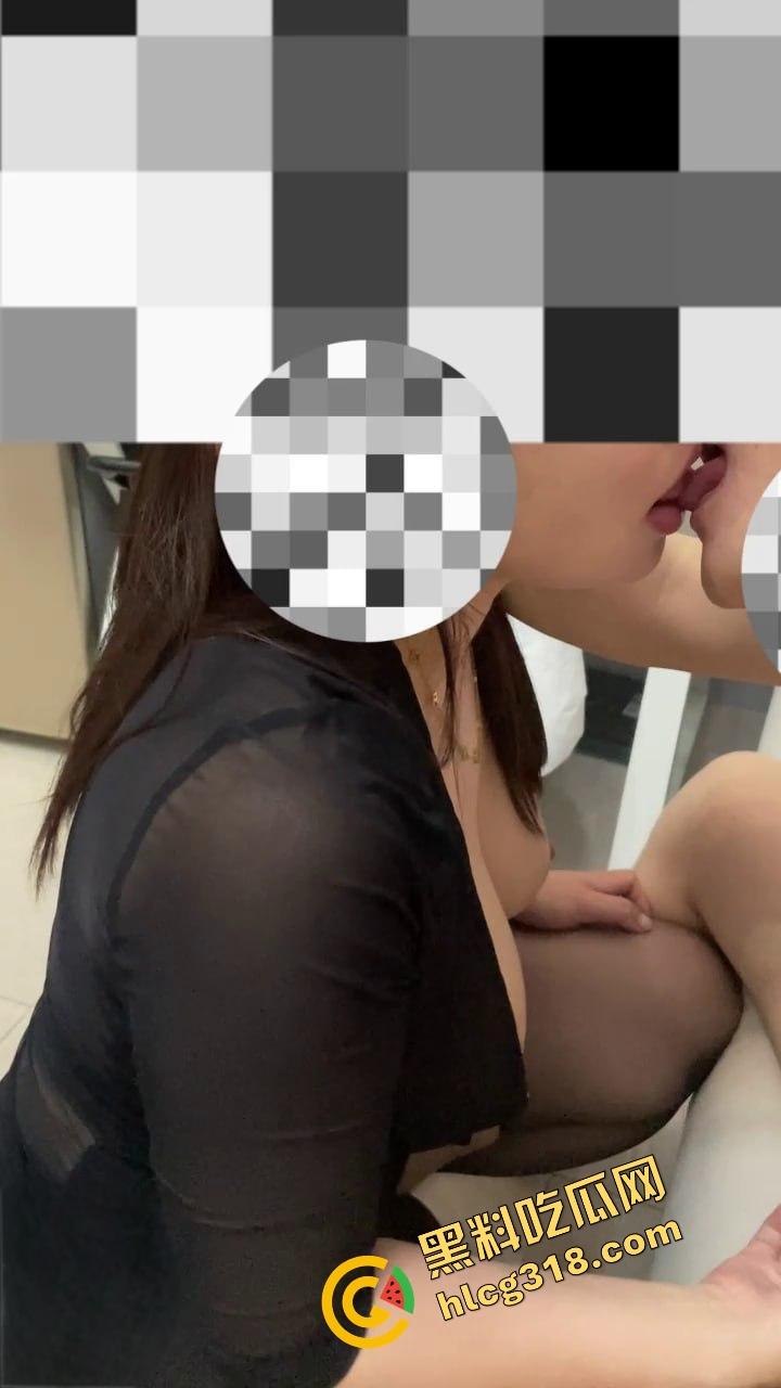 海角精品之邻居骚人妻穿黑丝旗袍被操到断线，边接电话边吞屌，最后精液喷进喉咙深处！-9