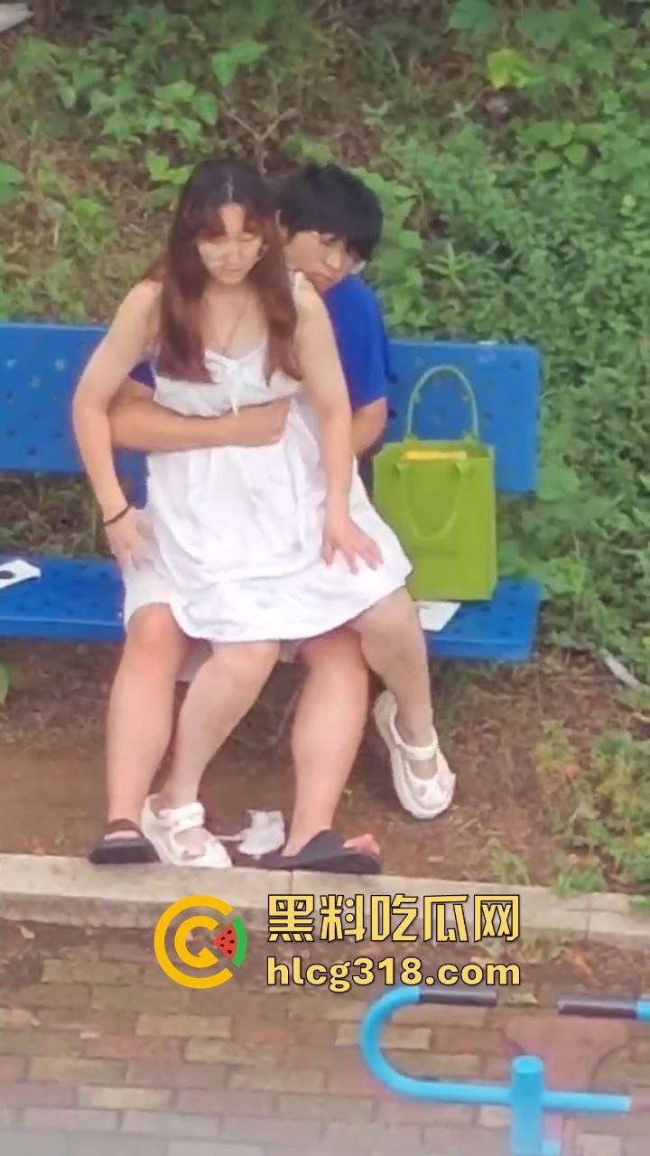 夏日午后，小日一下!反差眼镜妹小区长椅骑乘做爱，白裙诱惑激情开干，年轻人玩的真野啊！-4