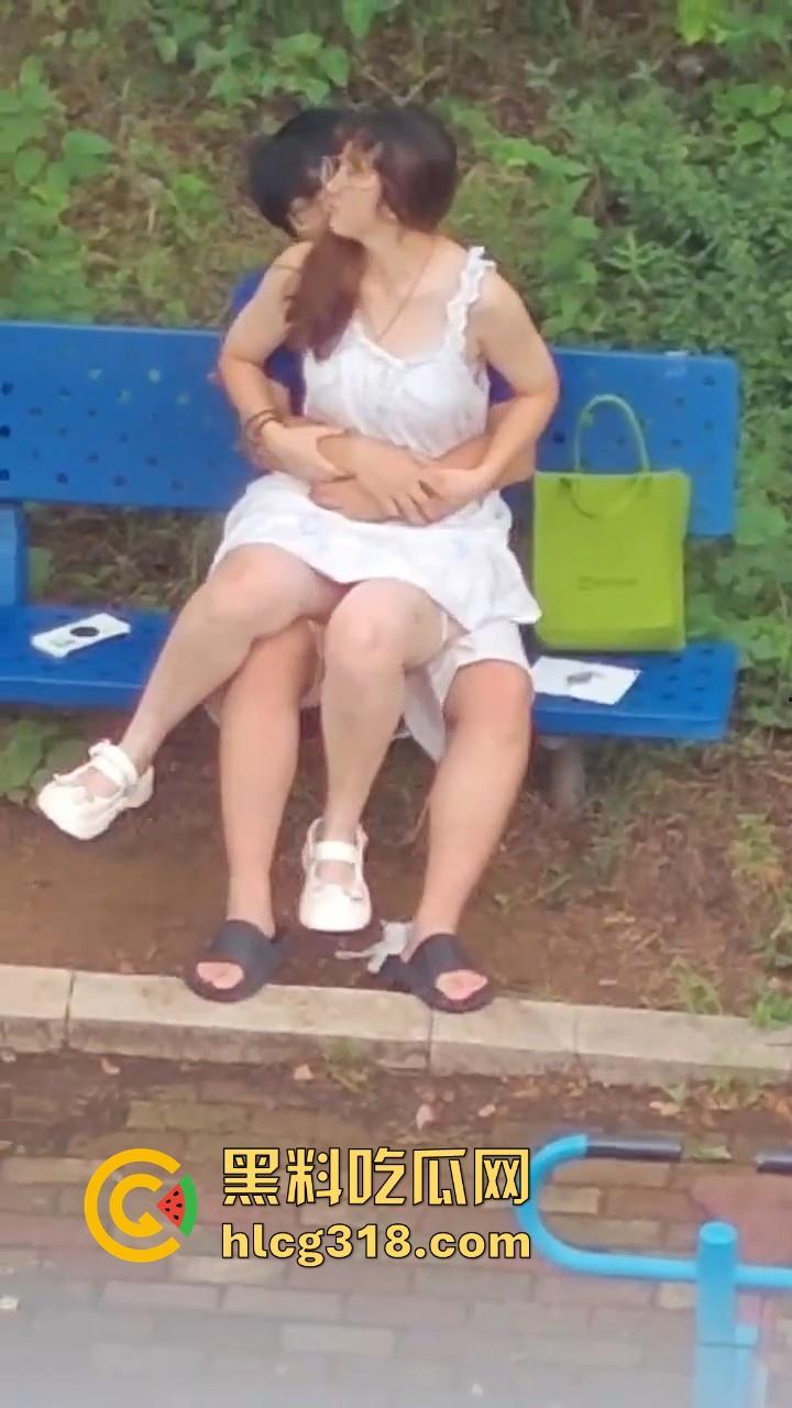 夏日午后，小日一下!反差眼镜妹小区长椅骑乘做爱，白裙诱惑激情开干，年轻人玩的真野啊！-8