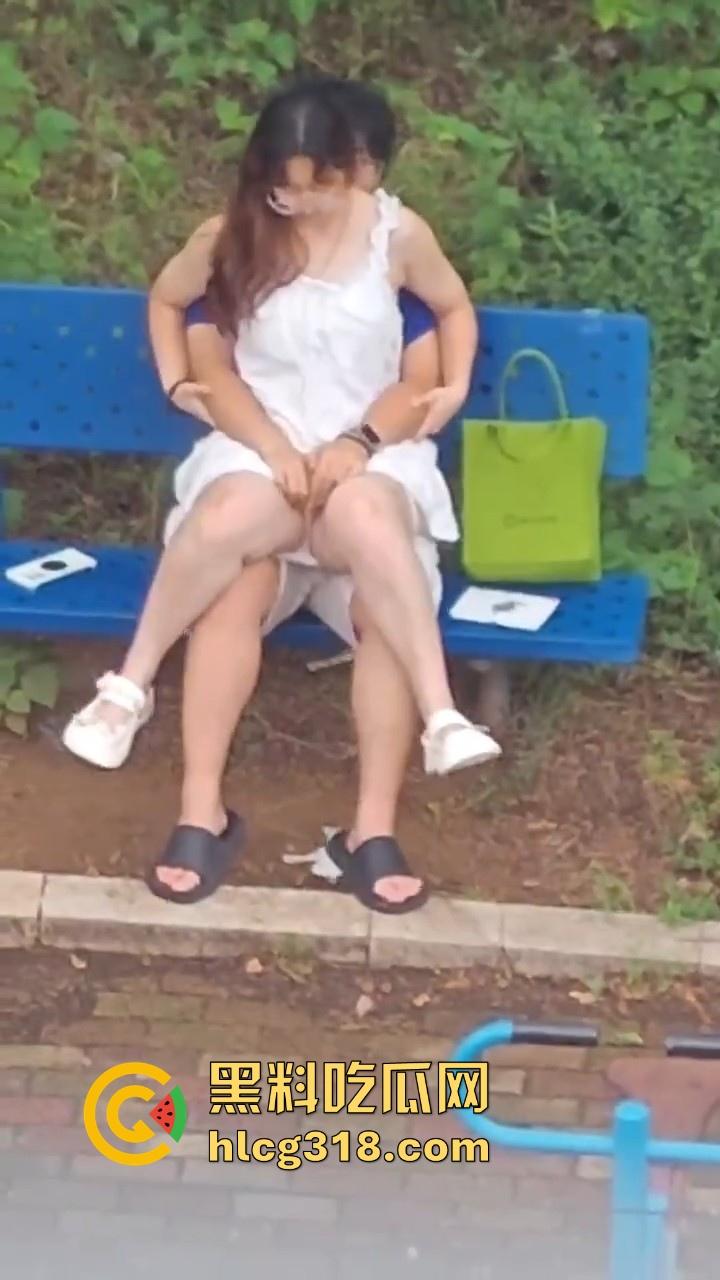 夏日午后，小日一下!反差眼镜妹小区长椅骑乘做爱，白裙诱惑激情开干，年轻人玩的真野啊！-9