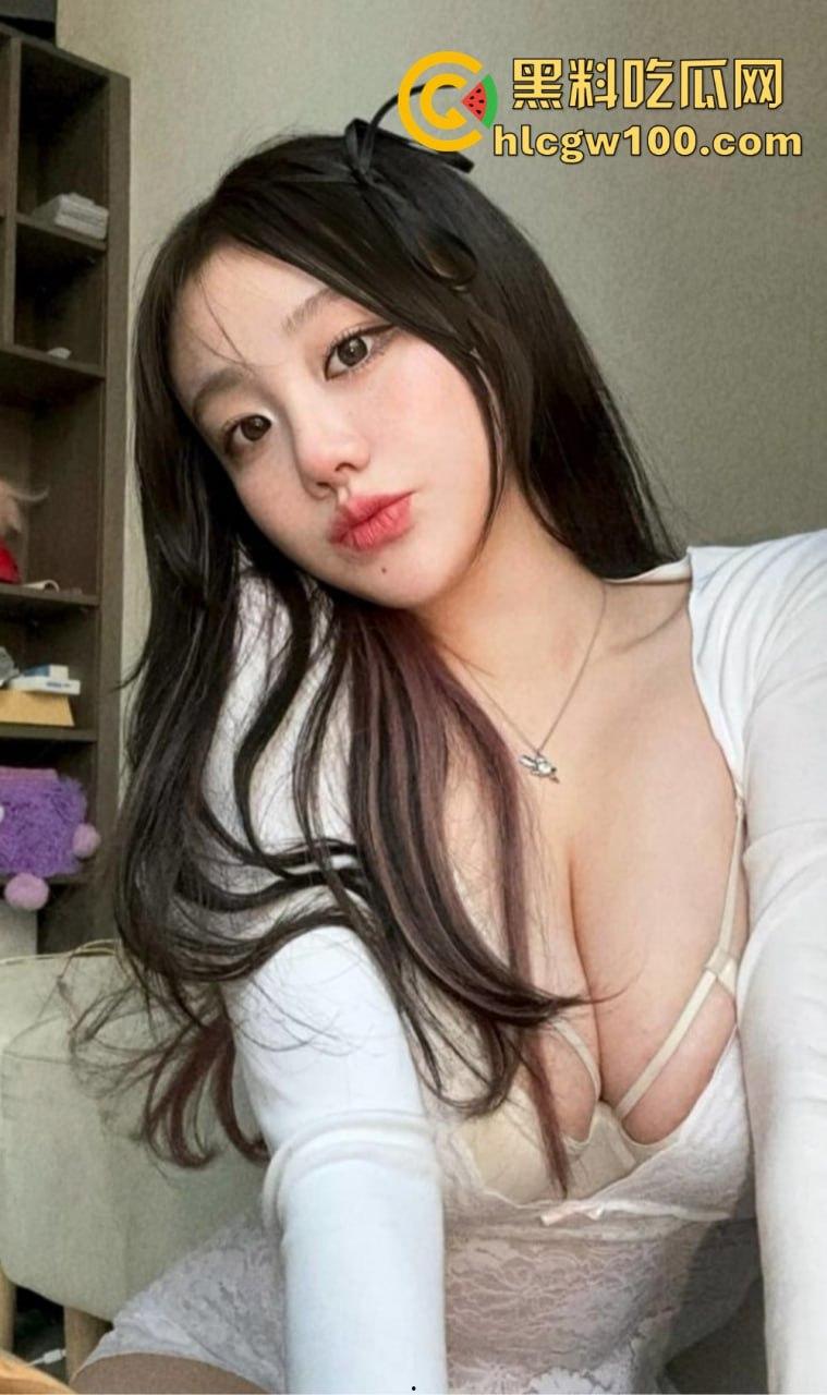 广州巨乳嫩妹【罗雪菲】自拍炸裂流出,00后极品白嫩大奶粉穴流出,颜值和身材双杀,看一眼鸡巴就硬到受不了!-12