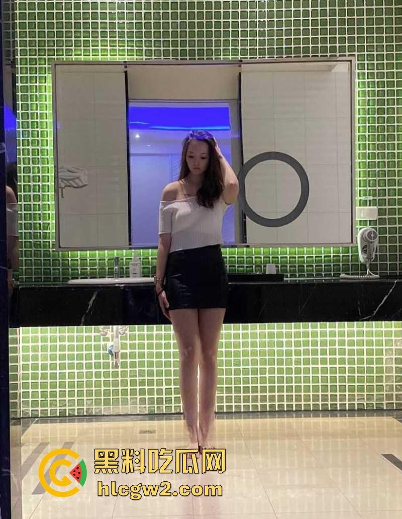 海南陵水县委副书记『肖绿』化身曹孟德玩人妻 少妇跪舔鸡巴舔到销魂，老公怒爆全程，聊天记录骚到飞起！-11