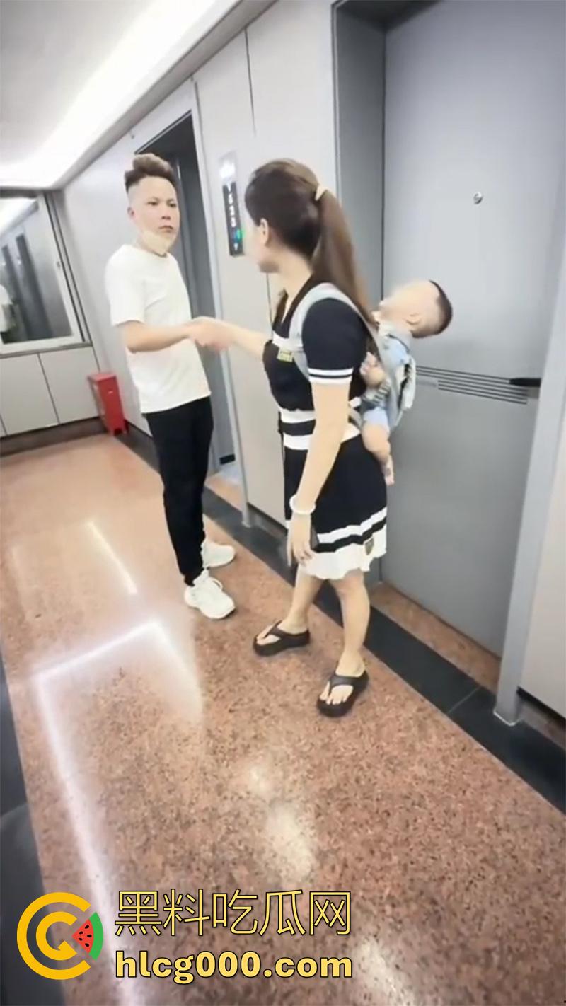 广东湛江西湖大道,已婚渣男按耐不住出轨偷情,妻子刚生孩子没多久,抱着小孩捉奸,太悲惨了!-10