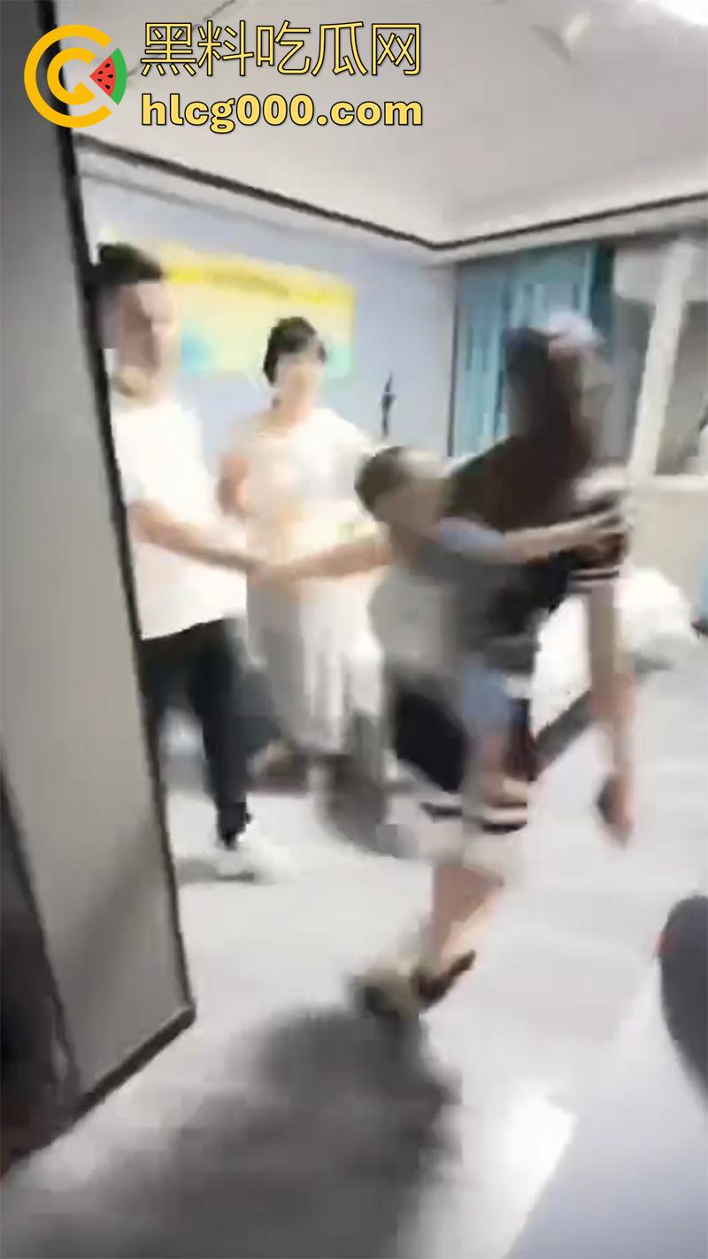 广东湛江西湖大道,已婚渣男按耐不住出轨偷情,妻子刚生孩子没多久,抱着小孩捉奸,太悲惨了!-11