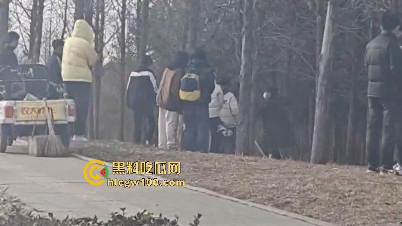 山东临沂精神小伙为抢女神交配权带兄弟持刀砍情敌 拉架小哥惨遭爆头当场脑袋开花 现场爆血视频流出！-7