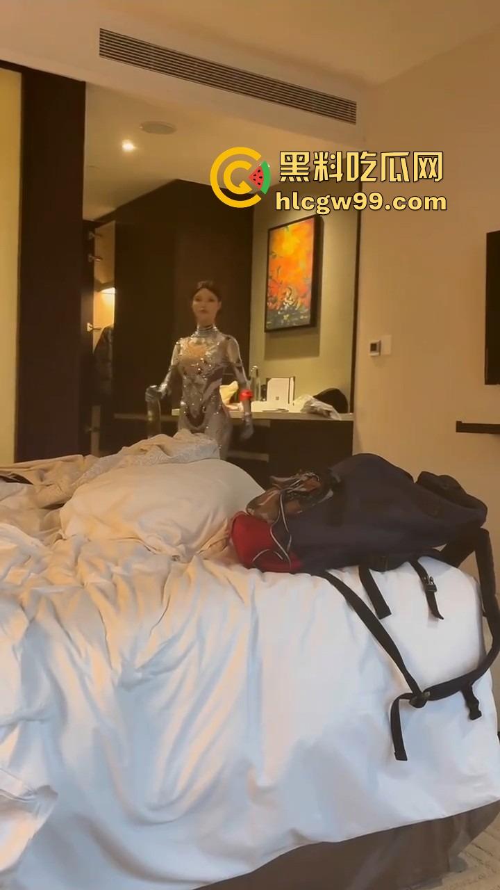 勇敢的人已经提前享受了，机器人不仅能扭秧歌，还能端茶倒水，陪睡开房这颜值不输3000块的外围！-7