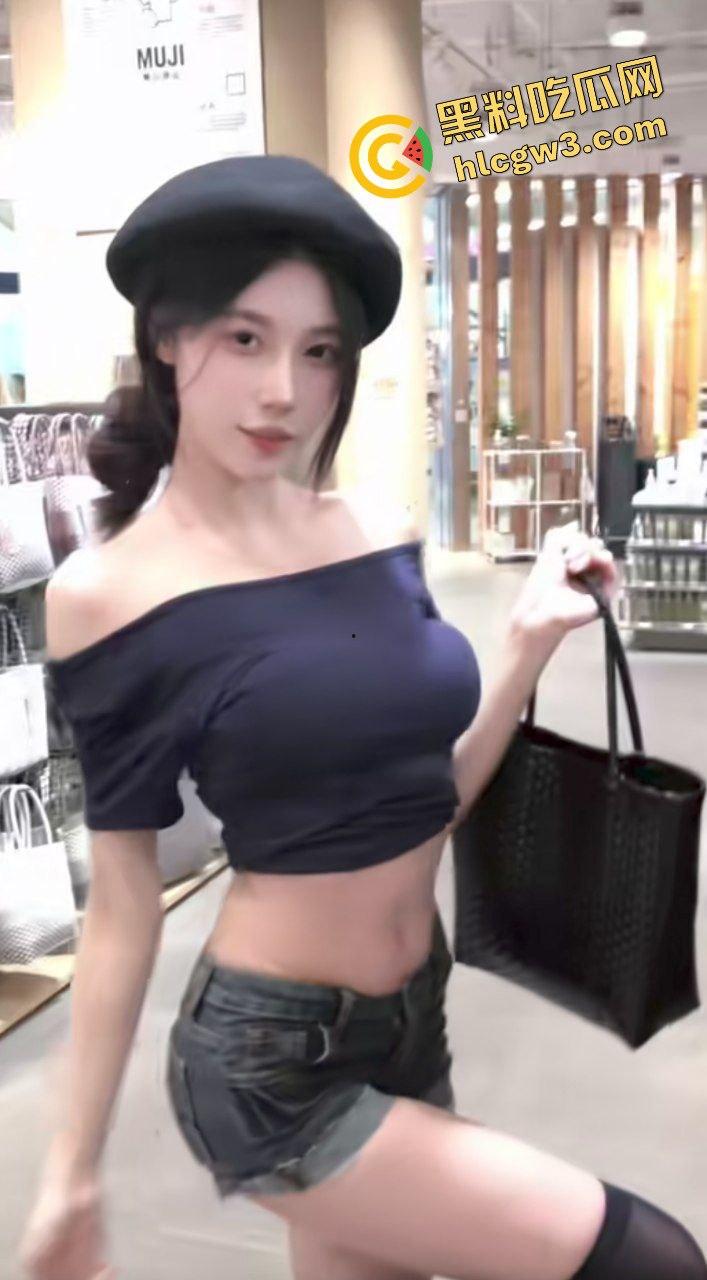 抖音清纯嫩妹E乳反差婊大网红『美了个滢』主页破案骚贱 与会员大哥擦奶口交！独家曝光！-3