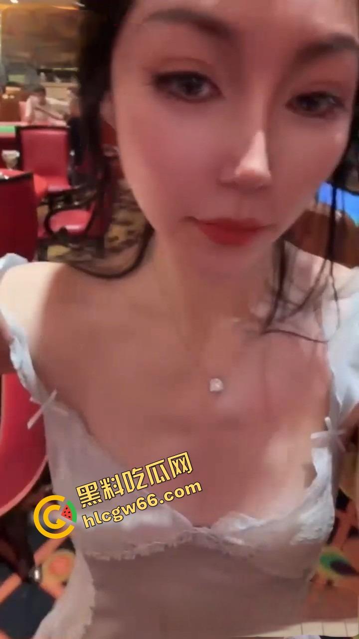 国产骚货走向世界，御姐『彤彤乖』赌场当众掀裙露逼，出租车上撩印度三哥，真没被射穿算她命硬！-1