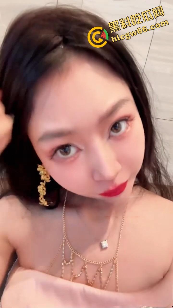 国产骚货走向世界，御姐『彤彤乖』赌场当众掀裙露逼，出租车上撩印度三哥，真没被射穿算她命硬！-3