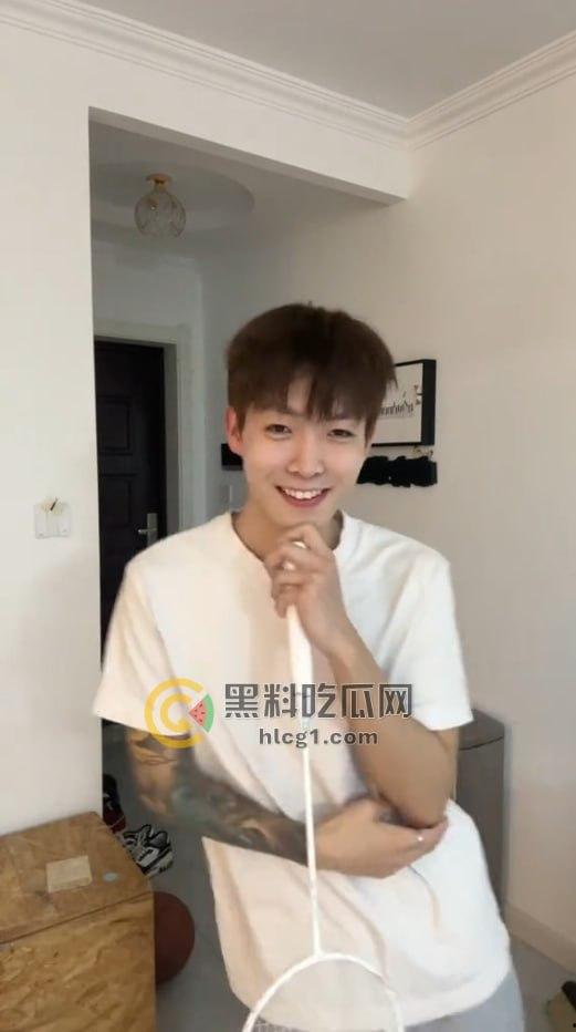 广东羽毛球教练【沈仔】因手机丢失被发现是同性恋，男男性爱视频被流出-4