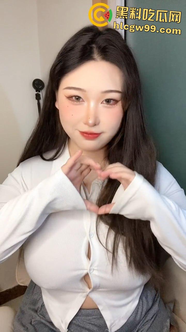 抖音3W粉擦边主播【丫丫有肉】宽衣解扣揉搓极品吊钟乳大奶， 疯狂晃动诱惑感拉满-3