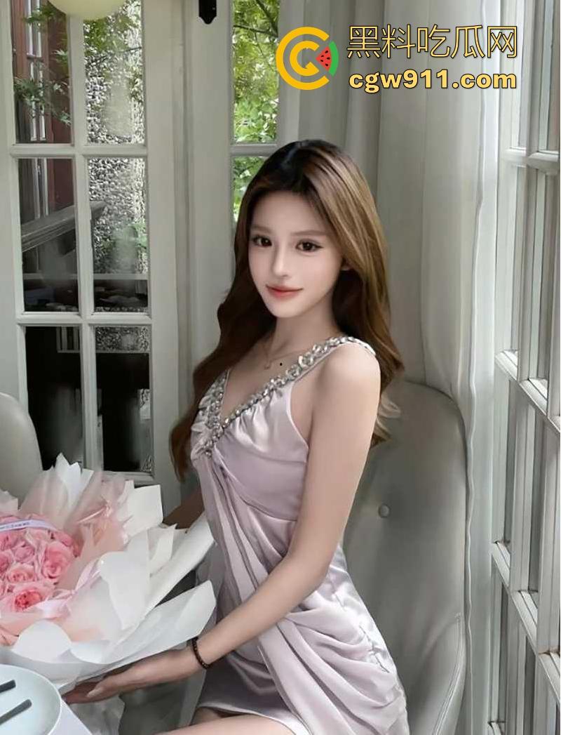 极品性感女神【李玮嘉】被金主带到酒店玩3P乱交，玩前后夹击轮操双洞，含着肉棒挨操疯狂淫叫！-3